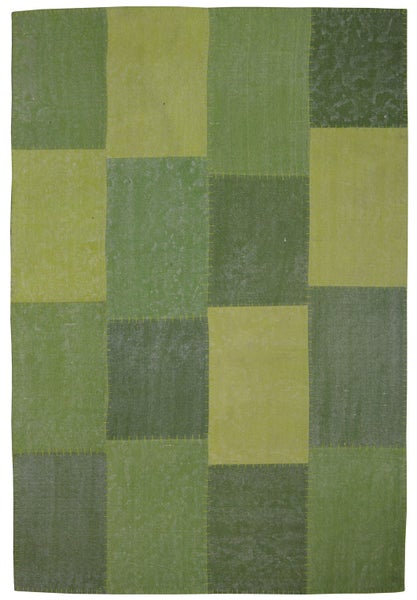 Patchwork-Teppich mit rechteckigen Feldern in verschiedenen Grüntönen und sichtbaren Ziernähten.