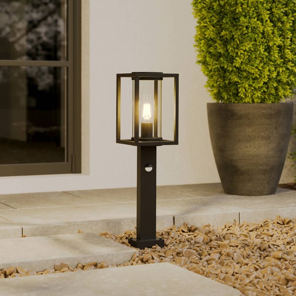 Lucande Außenleuchte Ferda mit Bewegungsmelder (spritzwassergeschützt (Modern) in Schwarz aus Aluminium (1 flammig, E27) - Wegeleuchte Pollerleuchte Wegelampe Sockelleuchte