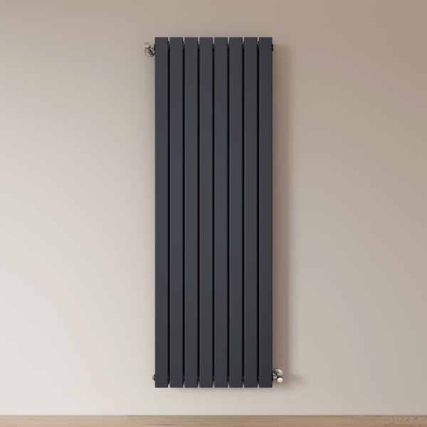 Vertikaler Heizkörper mit Paneelen an einer Wand
