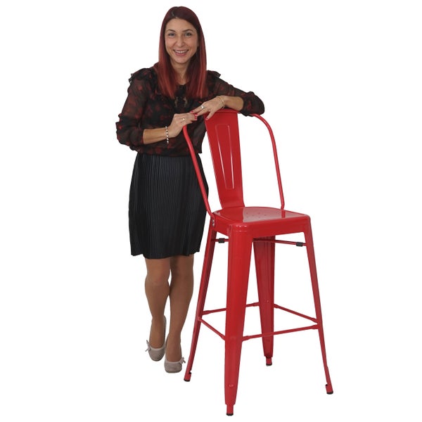 Roter Barhocker mit einer Frau, die sich anlehnt.