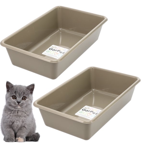 Zwei Katzentoiletten aus Kunststoff mit Katze