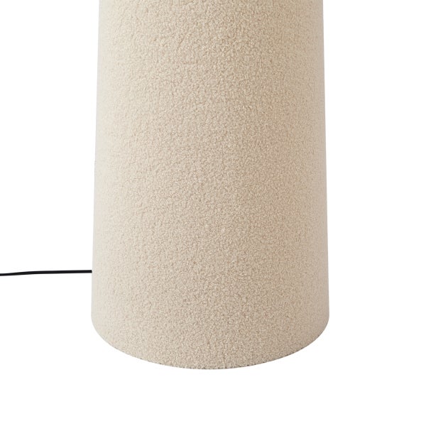 Zylindrischer Lampenfuß mit beigem Bouclé-Stoff und schwarzem Stromkabel.
