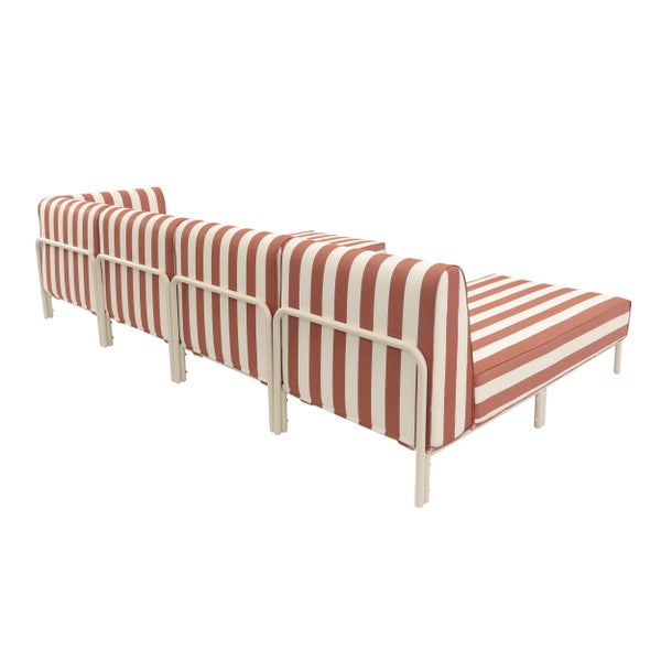 Rückansicht eines modularen Gartensofas mit gestreiften Kissen und Metallgestell.