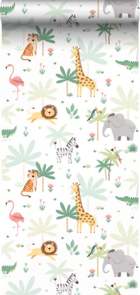 Helles Kinderzimmer mit Safari-Tapete, Tiermotiven wie Giraffen und Elefanten, weißem Aufbewahrungsregal, Körben und großer Stoff-Giraffe.