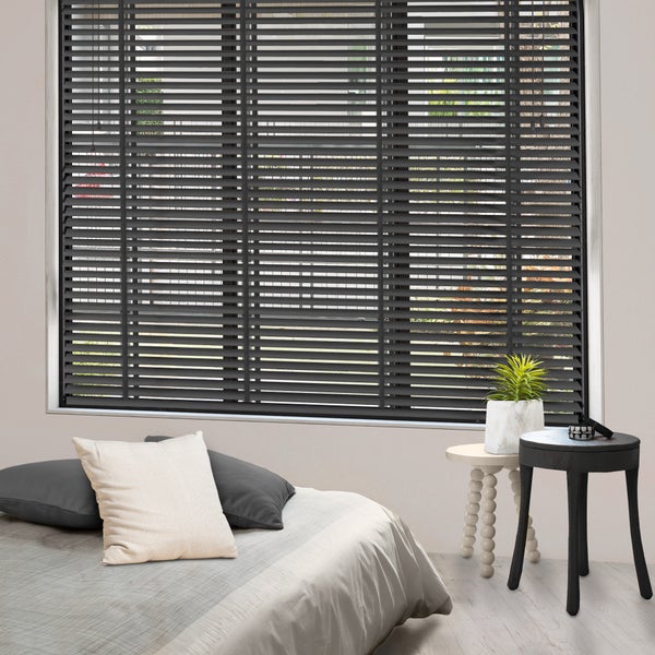 Schlafzimmer mit Bett und Fenster mit Jalousie zur Verdunkelung