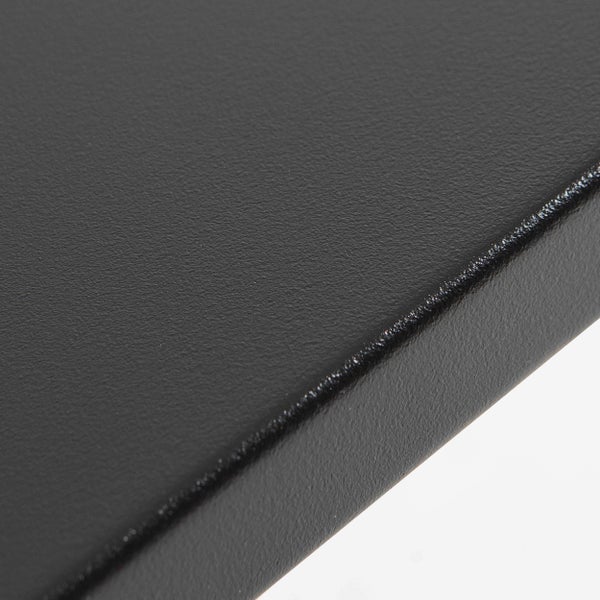 Detailansicht einer schwarz strukturierten, pulverbeschichteten Oberfläche aus Metall.