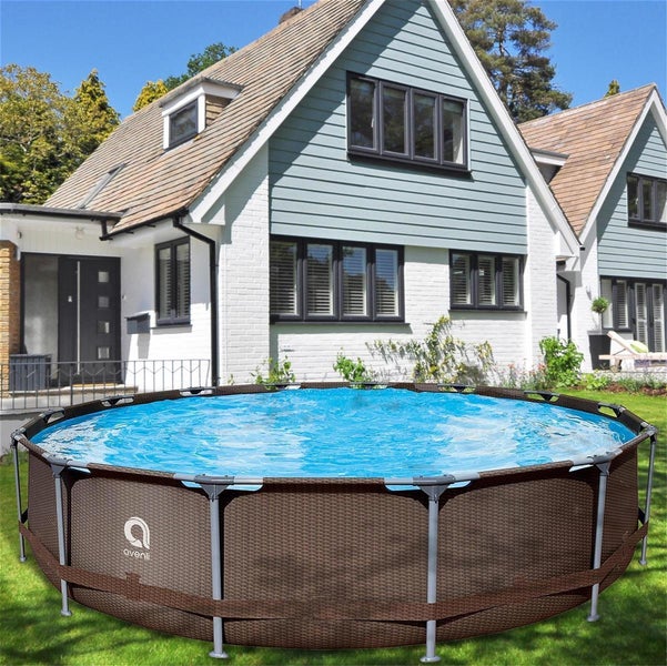 Aufstellpool mit Rattanoptik im Garten