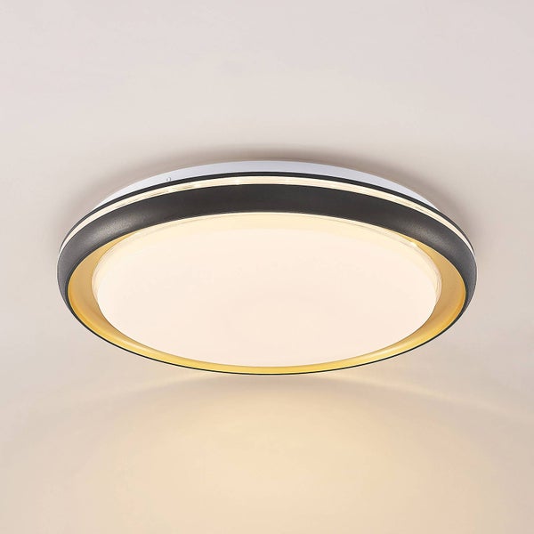 Runde LED-Deckenleuchte mit schwarzem Außenring und goldfarbenem Innenring, warmweißes Licht ausstrahlend.