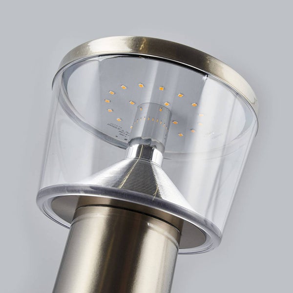 Nahaufnahme einer LED-Außenleuchte aus Edelstahl mit transparentem Schirm und sichtbaren LED-Dioden.