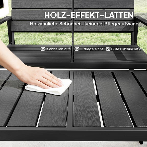 Solar-Bodenleuchte in Rattan-Optik auf einer Terrasse neben einem Garten-Loungesessel.