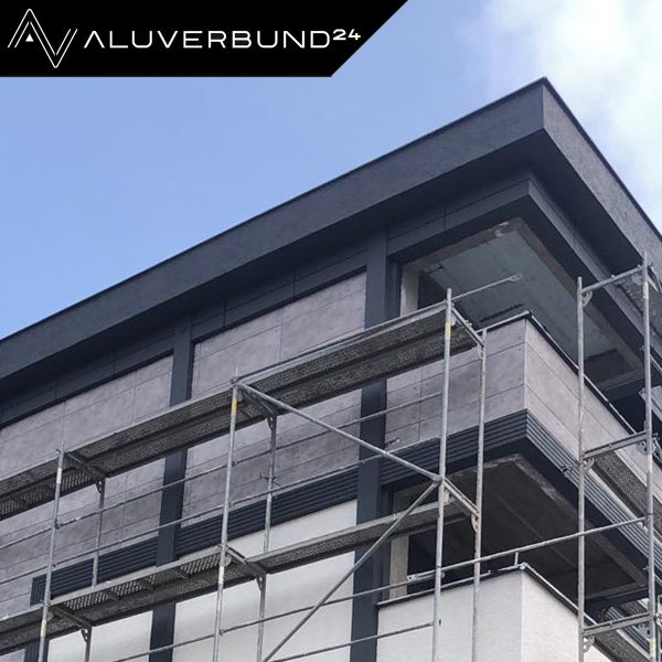 Gebäude mit Aluminiumverbundplattenfassade und Gerüst