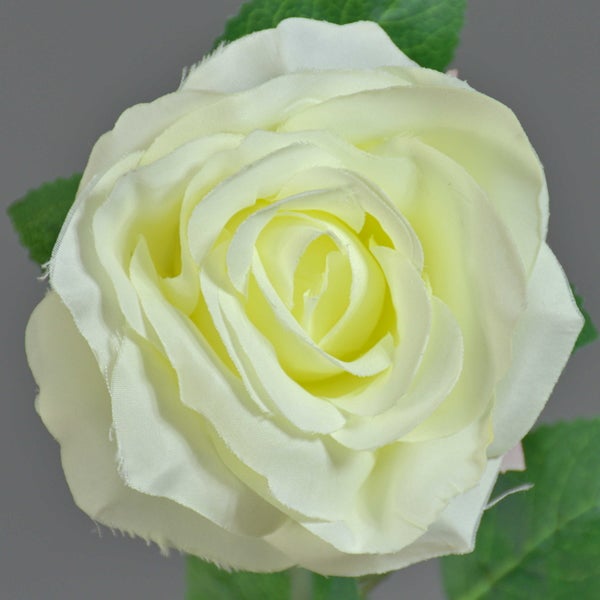 Künstliche Rose in Creme mit grünem Stiel und Blättern.