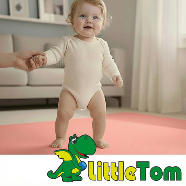 Kleinkind steht auf einer rosa Spielmatte aus Schaumstoff im Wohnzimmer, LittleTom Logo.