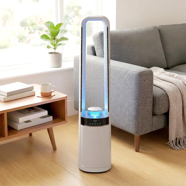 Moderner rotorloser Turmventilator und Luftreiniger mit Digitalanzeige und Beleuchtung in einem hellen Wohnzimmer mit Sofa und Beistelltisch.