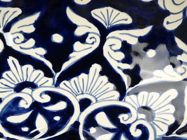 Detailaufnahme eines Geschirrs mit floralem Muster