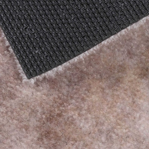 Teppich mit strukturierter, rutschfester Unterseite und weicher, flauschiger Oberfläche