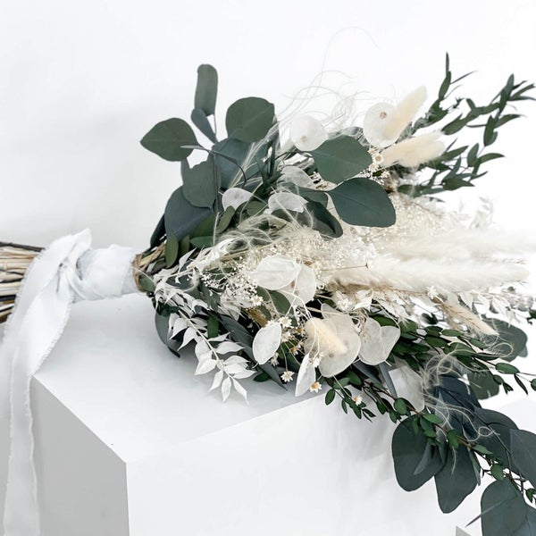 Umarmung der Natur: Trockenblumen-Brautstrauß mit Eukalyptus für zeitlose Schönheit