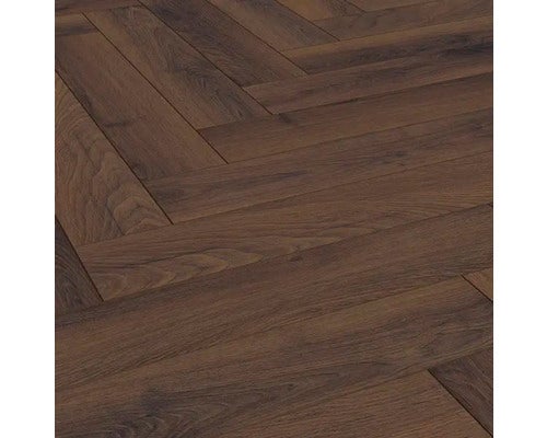 Dunkles Laminat im Fischgrätmuster