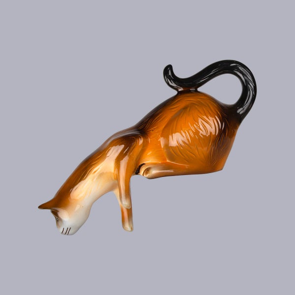 Dekorative Katzenfigur aus Keramik in gestreckter Pose mit geschwungenem Schwanz für die Garten- und Wohndekoration.