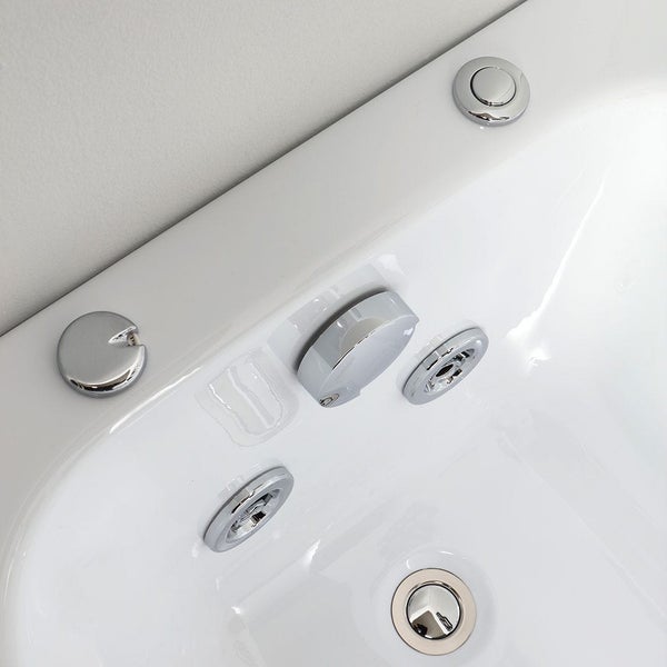 Detailansicht einer Badewanne mit Abfluss und Armaturen