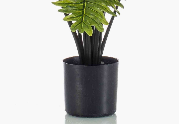 Künstliche Bambuspflanze mit mehreren Stämmen und dichten Blättern in einem schwarzen Topf.