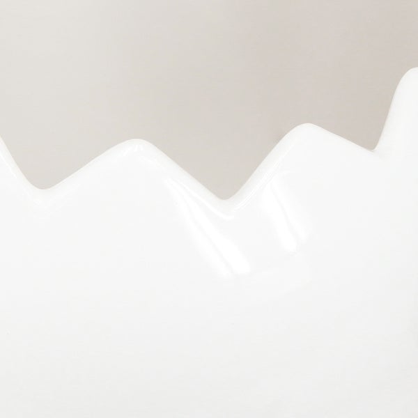 Detailansicht einer Schale mit gewelltem Rand