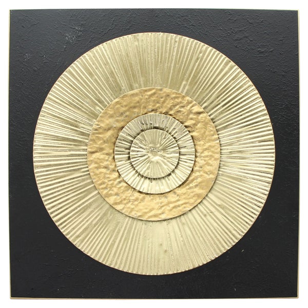 Quadratische Wanddekoration aus Metall mit konzentrischen goldfarbenen Kreisen in gerippter und gehämmerter Optik auf schwarzem Grund.