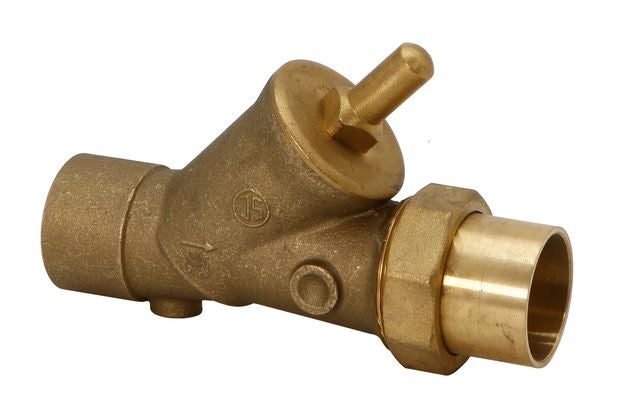Schrägsitzventil aus Messing mit Verschraubung.