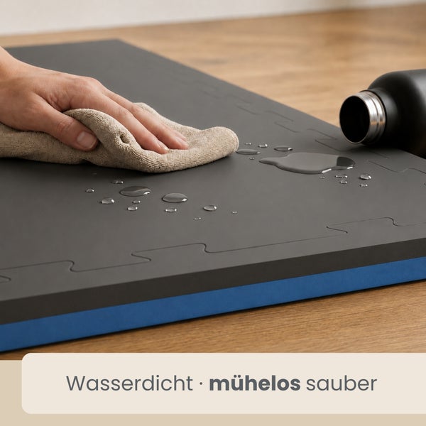 Eine Hand wischt Wasser von einer wasserdichten Fitnessmatte ab. Text: Wasserdicht mühelos sauber.