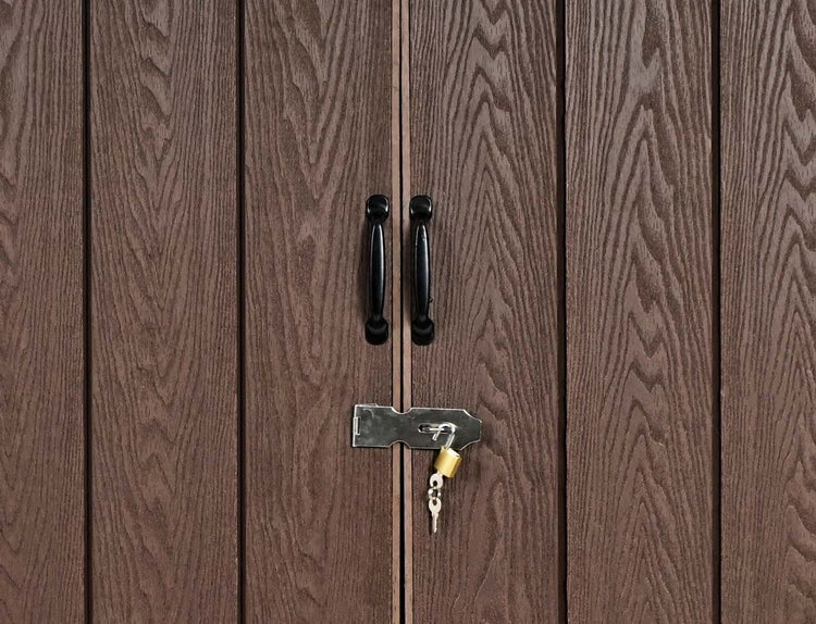 Nahaufnahme eines Geräteschranks mit schwarzen Griffen und Schloss mit Schlüssel.