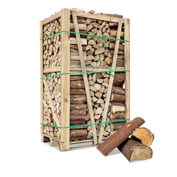 Eine Holzpalette gefüllt mit gespaltenem Kaminholz in einem Holzrahmen mit drei einzelnen Holzscheiten davor.