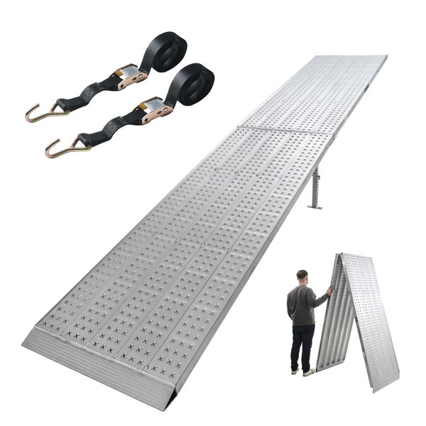 Auffahrrampe aus Aluminium mit Stützfuß und zwei Spanngurten für den sicheren Transport und das Verladen von Fahrzeugen oder Maschinen.