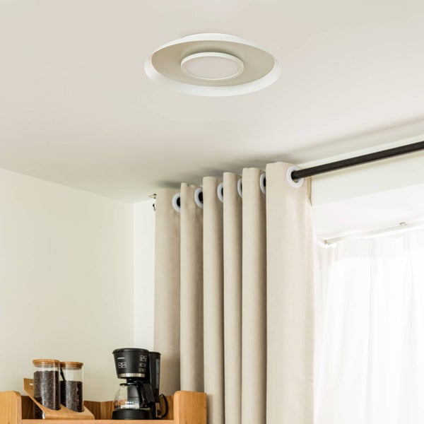 Deckenleuchte im hellen Raum mit Vorhängen