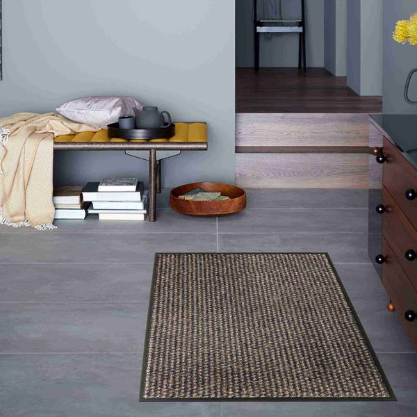 Innenbereich mit Fußmatte, Bank und Kommode