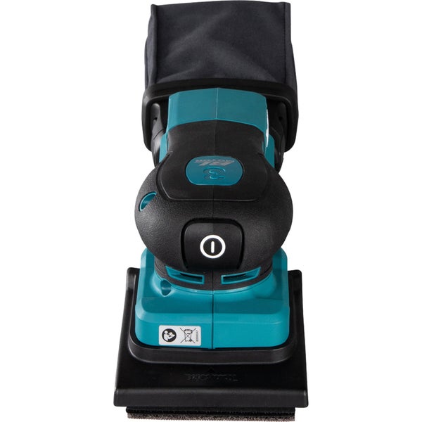 Olivenbaum Olea europaea mit knorrigem Stamm in einem großen Pflanztopf in einem Gartencenter.