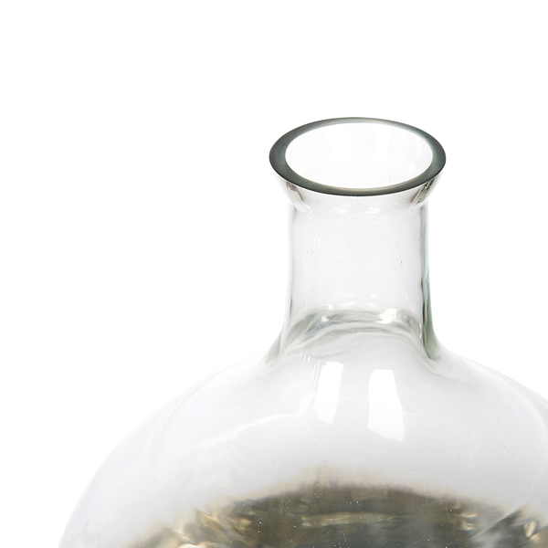 Detailansicht des Halses einer transparenten Glasvase oder Glaskaraffe mit bauchiger Form