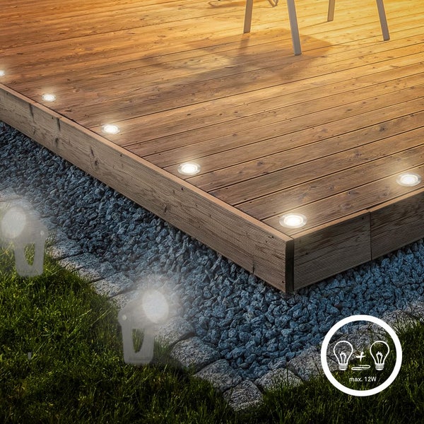 Beleuchtete Holzterrasse mit Bodeneinbaustrahlern und LED-Gartenstrahlern auf Kies und Rasen. Maximale Leistung 12 Watt.