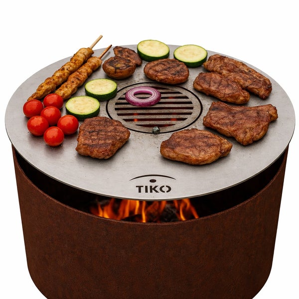 Tiko Feuerstelle mit Grillplatte und verschiedenen Speisen