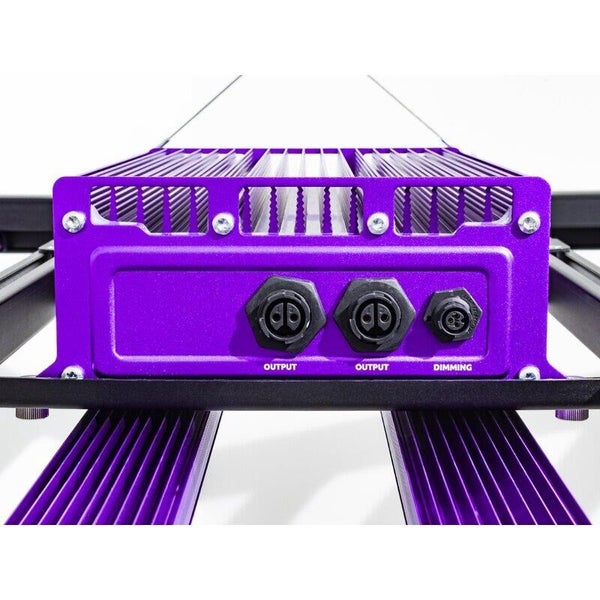 Anschlussbox für LED-Pflanzenlampe mit zwei Ausgängen und einem Dimmanschluss, Metallgehäuse mit Kühlrippen.