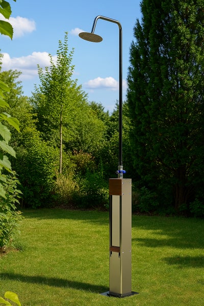 Solardusche mit großem Duschkopf und Elementen in Holzoptik auf einer Rasenfläche in einem hellen Garten.