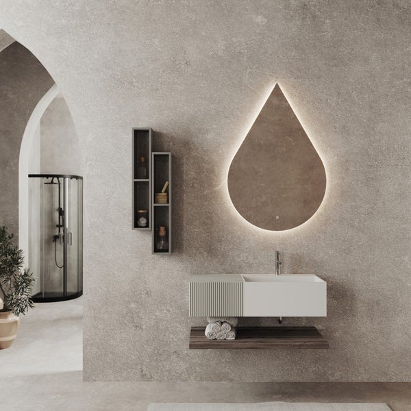 Badezimmer mit Waschtisch, Spiegel in Tropfenform, Ablage und Duschkabine