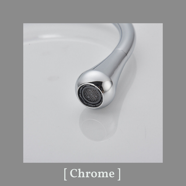 Detailansicht eines verchromten Wasserhahn Auslaufs mit integriertem Strahlregler.