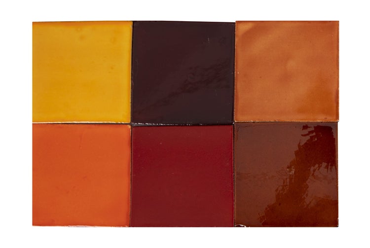 Sechs quadratische Fliesen in verschiedenen Farbtönen