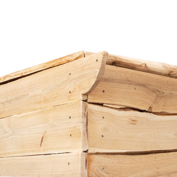 Ecke einer Holzkiste aus unbehandelten Holzbrettern mit sichtbaren Schrauben