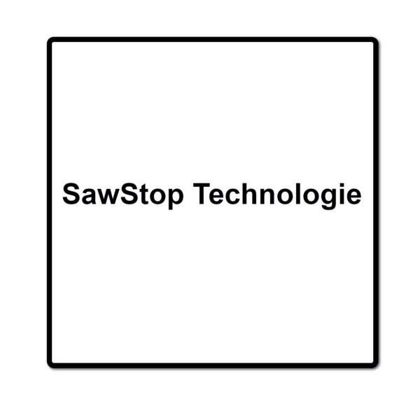 Strandkorb mit gestreiftem Bezug und einer Frau, die sich entspannt