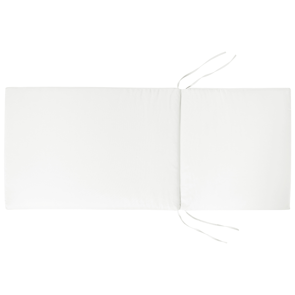 Weiße, zweiteilige Gartenliegenauflage mit Bindebändern.