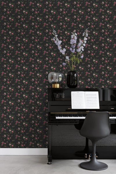 Wohnraum mit schwarzer Blumentapete, Klavier und Dekorationen