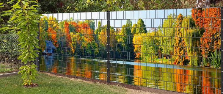 Doppelstabmattenzaun mit herbstlichem Waldmotiv