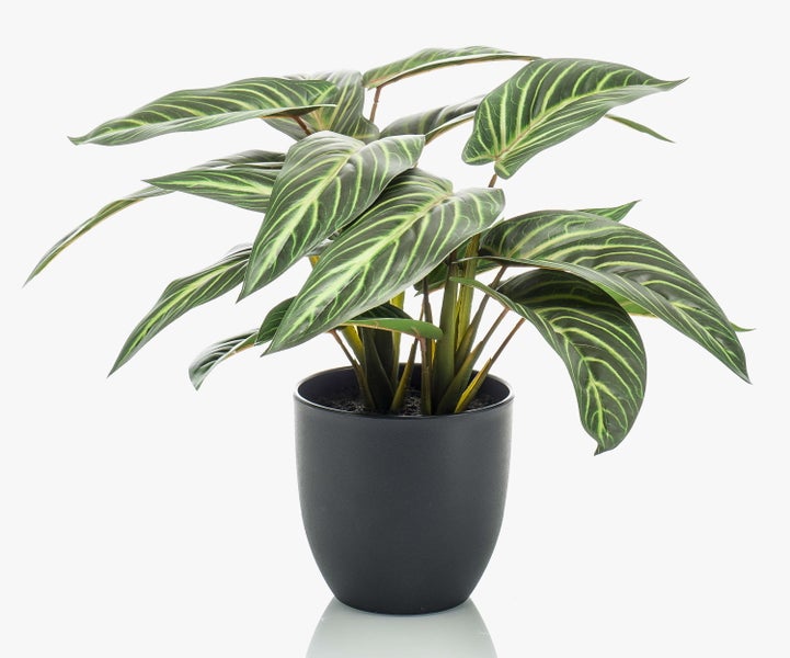 Künstlicher Zweig mit gezackten grünen Blättern an braunen Stielen.