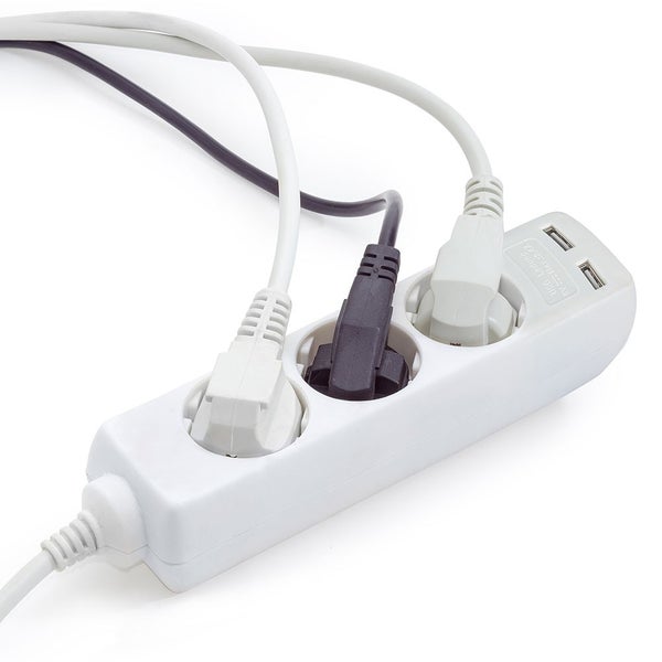 Weiße Dreifach-Steckdosenleiste mit zwei USB-Anschlüssen und eingesteckten Kabeln.